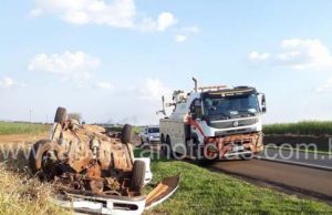 Carro com quatro jovens leva fechada de caminhão e capota na BR 153 em Jacarezinho.