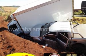 Acidente entre caminhonete e caminhão deixa uma pessoa ferida na BR 369 em Cambara.