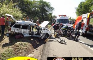 Grave acidente entre carro e carreta deixa três pessoas feridas entre elas uma criança de seis anos na BR 153.