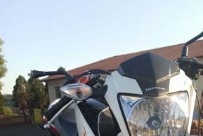 Casal fica ferido ao sofrerem queda de moto na PR 151 em Ribeirão Claro.