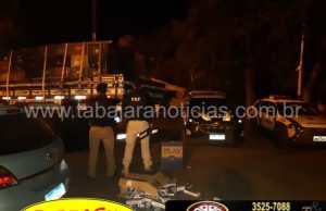 PRF faz apreensão de caminhão carregado com cigarros contrabandeados do Paraguai, em ação conjunta com Polícia Militar.