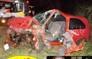 Mulher morre após bater de frente com carreta no km 44 da BR 153 em Santo Antonio da Platina.