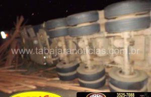 Acidente entre duas carretas interdita BR 153 entre Jacarezinho e Santo Antônio.