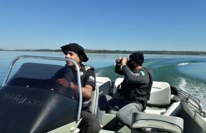 Equipe Policial realiza buscas na represa Xavantes.