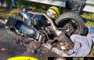 Grave acidente entre moto de alta cilindrada e caminhão deixa um jovem morto e outra gravemente ferida na PR 151 em Ribeirão Claro.