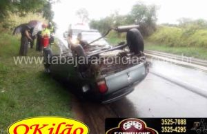 Gol capota após desviar de EcoSport na BR 153.