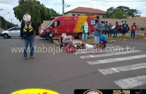 Duas pessoas ficam feridas em acidente entre carro e moto na rotatória das avenidas em Jacarezinho.
