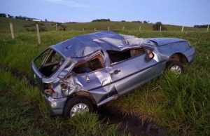 Quatro pessoas ficam feridas em capotamento na PR 151 entre Carlópolis e Ribeirão Claro.