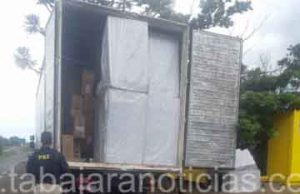 PRF apreende caminhão de cigarros contrabandeados em Santo Antônio da Platina.
