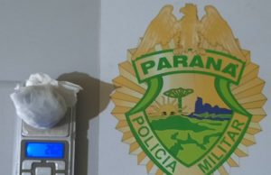 Equipe CANIL da PM prende homem com drogas na Vila São Pedro em Jacarezinho.