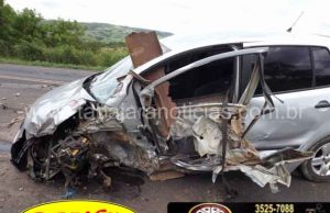 Motorista fica ferida ao bater de frente com carreta na BR 153 em Jacarezinho.