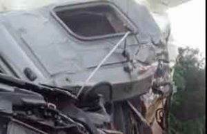 Acidente entre carreta e caminhão de ração deixa um morto e outro ferido no km 84 da BR 153.