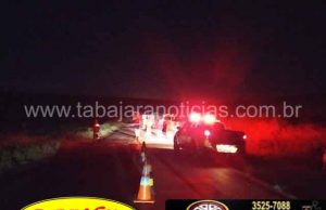 Casal de idosos morre após colidir com carreta tombada na PR 092.