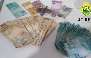 Policia Militar prende acusado de tráfico com drogas e dez mil Reais em dinheiro.