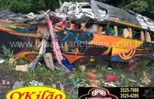 Tragédia na BR 376, acidente com ônibus deixa 12 mortos e vários feridos.