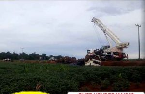 Caminhão pipa capota e mata duas crianças em estrada rural de Salto Grande.