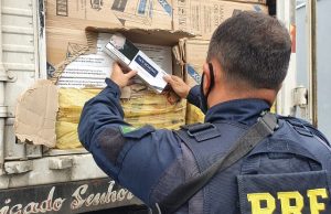PRF apreende caminhão com 350.000 mil maços de cigarros contrabandeados em Santo Antônio da Platina.