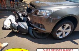 Biz fica em baixo de carro após acidente que deixou motociclista ferida em Jacarezinho.