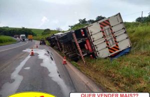Motorista desvia para evitar colisão frontal com caminhão na contra mão mas tomba no km 28 da BR 153.