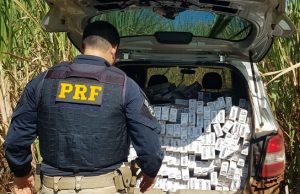 PRF apreende minivan recheada de cigarros em Cambara PR.