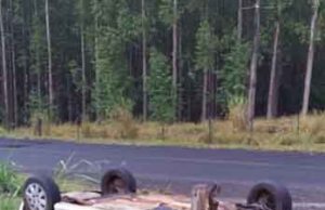 Gol capota após colidir com Corola na PR 218 em Joaquim Távora.