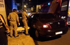 Motorista sofre mal subito, bate em carro estacionado e o arrasta até bater em porta de empresa no centro de Jacarezinho.