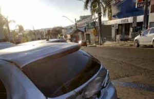 Motoristas e passageira saem ilesos de acidente entre Gol e HB20 no centro de Jacarezinho.