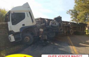 Carreta carregada com cavacos de madeira, tomba e deixa PR 092 interditada por 22 horas em Santo Antonio.