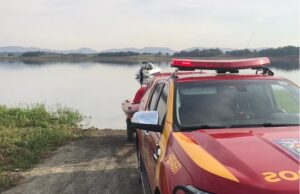 Bombeiros encerram dia de buscas sem encontrar o Jovem Platinense que desapareceu após acidente de barco.