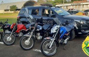 Policia Militar apreende motos que faziam manobras perigosas em Jacarezinho.
