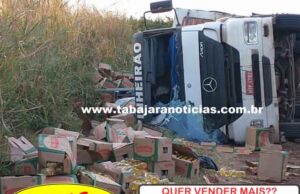 Carreta carregada com óleo de cozinha tomba na PR 092 e carga é saqueada por populares.