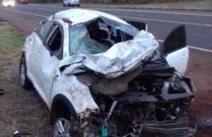 Motorista e passageiro saem ilesos após carro ficar destruído em capotamento na BR 369.