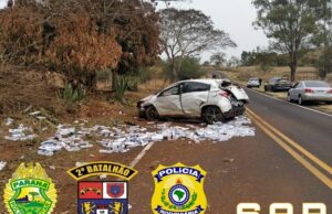 Carro carregado de cigarros do Paraguai capota durante fuga na PR 439 em Santo Antônio da platina