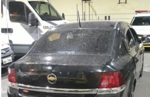 Motorista tem carro preso após quase atropelar Policiais em alta velocidade e com som alto em Jacarezinho.