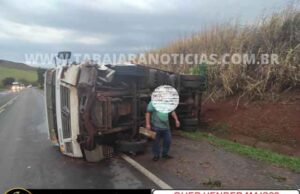 Caminhão derrapa e tomba na BR 153 em Jacarezinho, chovia forte na hora de acidente.