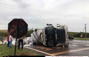 Carreta carregada com veneno tomba na BR 369 em Bandeirantes.
