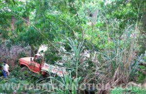 Caminhão perde os freios e cai em ribeirão no centro de Jacarezinho.