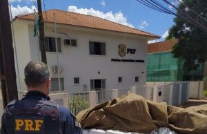 PRF apreende 13 mil litros de agrotóxicos falsificados no Paraná.