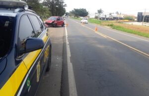 POLÍCIA RODOVIÁRIA FEDERAL ATENDE ACIDENTE COM DOIS VEÍCULOS EM IBAITI.