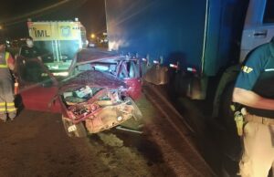 Acidente entre carro e caminhão deixa um morto e outro ferido na BR 369 em Andirá.