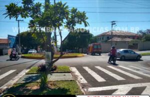 Motociclista fica feria em acidente entre carro e moto na rotatória das avenidas em Jacarezinho.