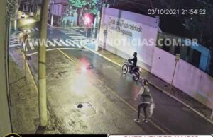 Policia Militar prende duas pessoas que estavam jogando drogas na cadeira de Jacarezinho.