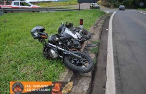 Acidente entre moto e carreta deixa motociclista ferido no trevo da BR 153 com a PR 431 em Jacarezinho.