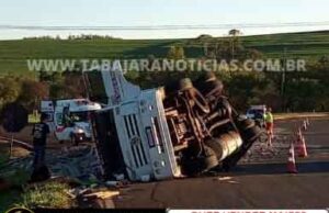 Carreta de Ourinhos tomba na BR 369 próximo a Bandeirantes.