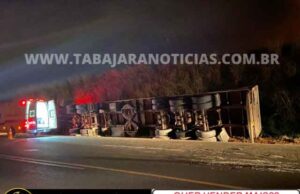 Carreta leva fechada sai da pista e tomba na BR 153 em Jacarezinho.