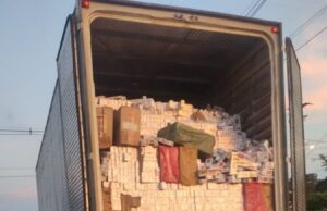 PM. apreende caminhão com chassi adulterado, carregado com 700 caixas de cigarro contrabandeado.