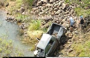 Caminhonete de engenheiro que caiu de ponte no Rio Paranapanema, é retirada nesta terça 16.