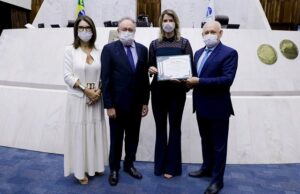 Juíza Fabiane Pieruccini, representando presidência do TJ, deputado Tercilio Turini, homenageada Claudia Catafesta e presidente da Assembleia Ademar Traiano