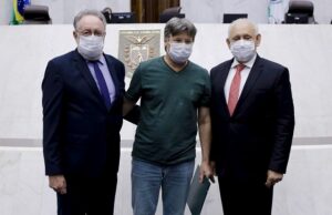 Músico Beto Capeletto é homenageado na Assembleia pela produção cultural que valoriza Paraná e sua gente