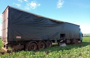 Carreta derruba poste, muro e arvore em Itambaracá e Raul Marinho.